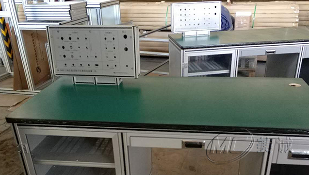 鈑金電器顯示屏鋁型材工作臺(tái) 二 鈑金電器顯示屏鋁型材工作臺(tái) 二